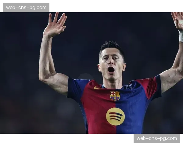 即时：比赛第60分钟，巴萨获得点球，莱万主罚命中