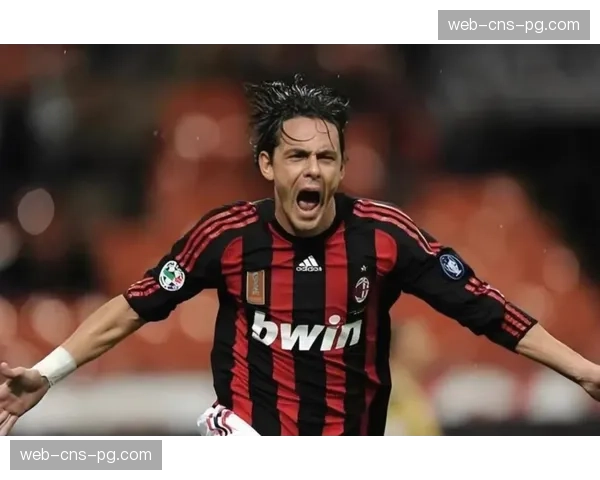 特写瞬间：小因扎吉赛后独自留在场内，仰望梅阿查球场